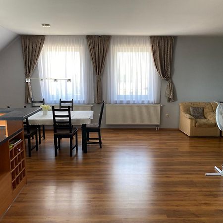 Spacious Apartment In Town Centre Nové Zámky Kültér fotó