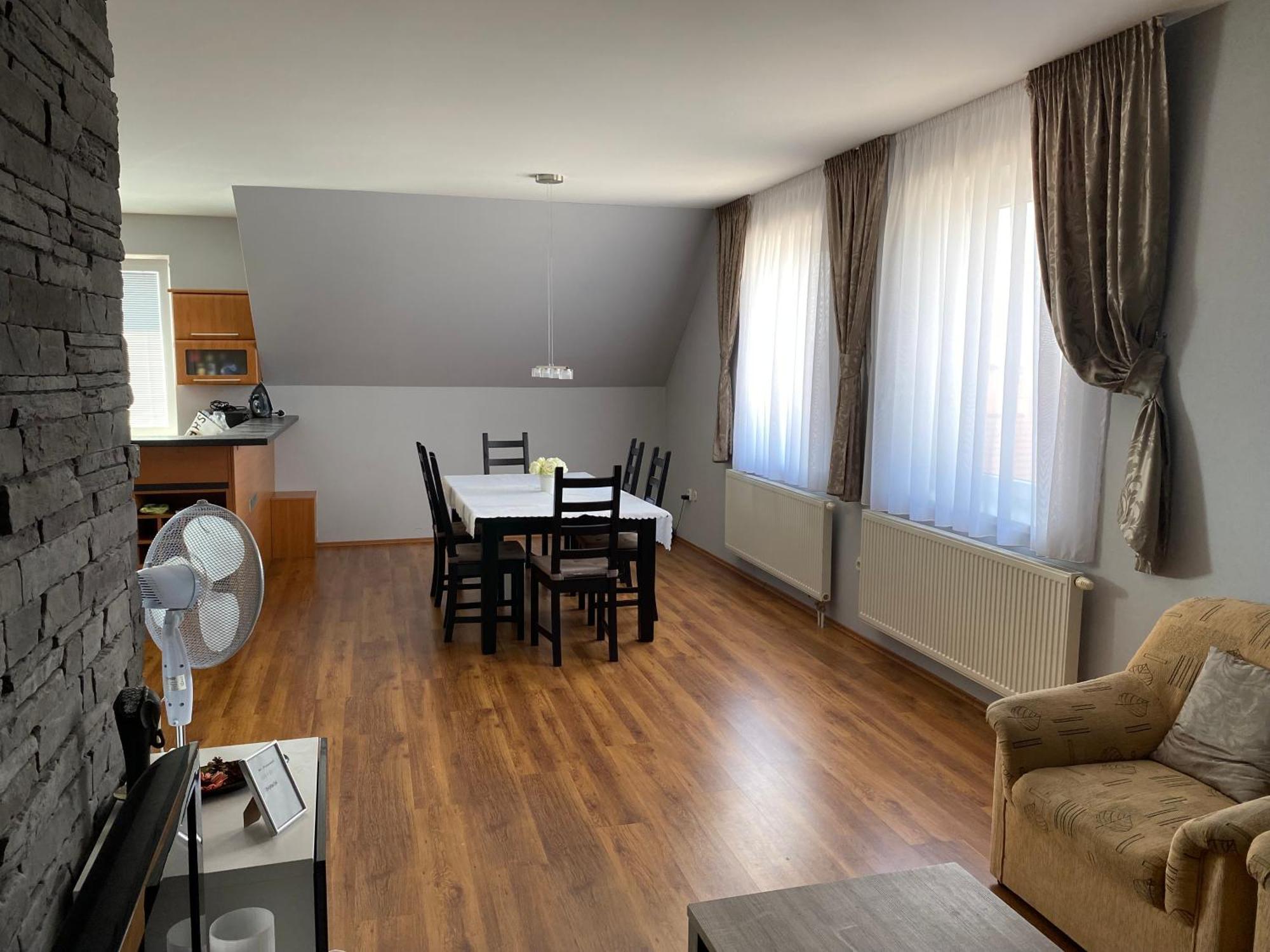 Spacious Apartment In Town Centre Nové Zámky Kültér fotó