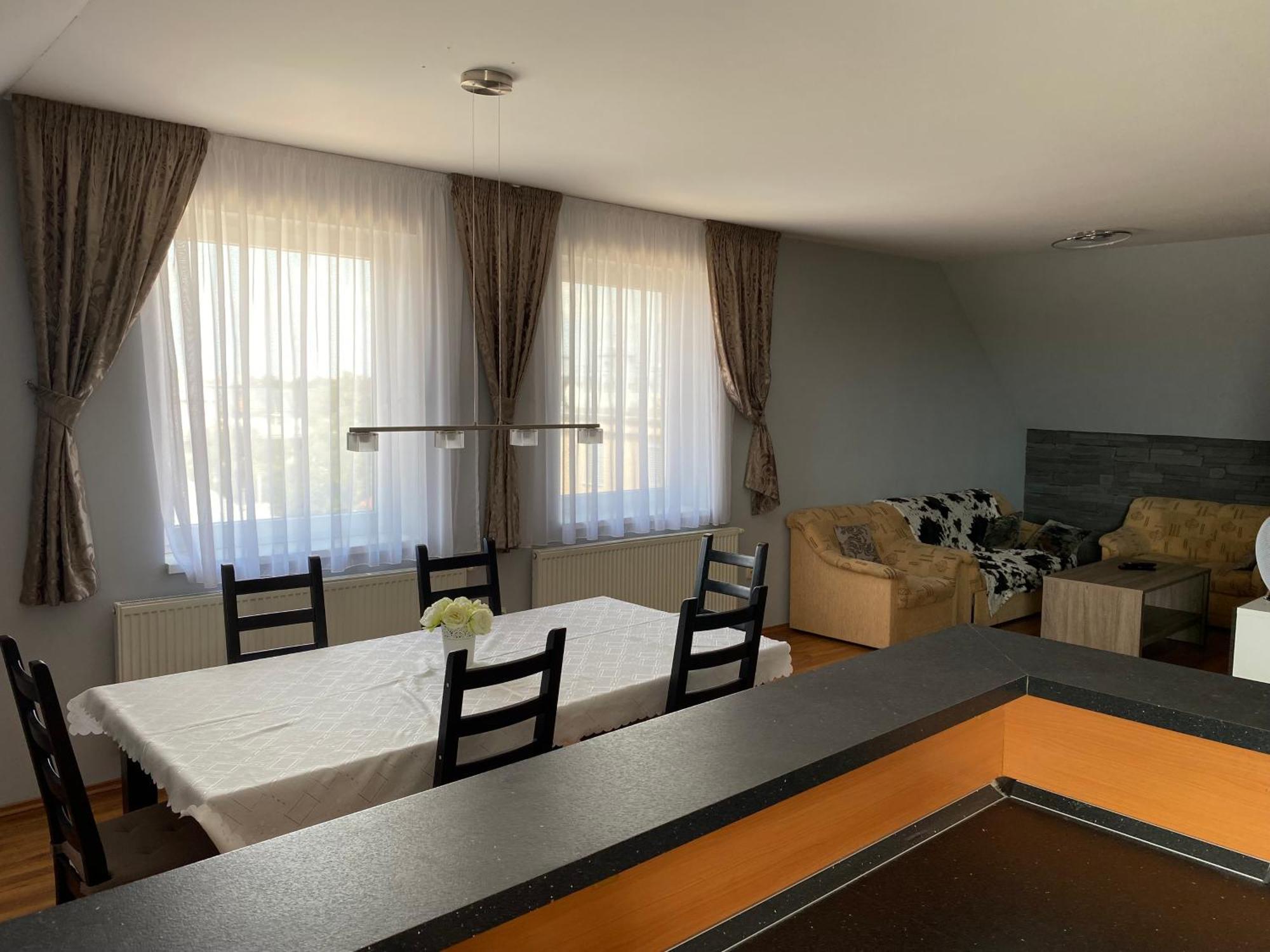 Spacious Apartment In Town Centre Nové Zámky Kültér fotó