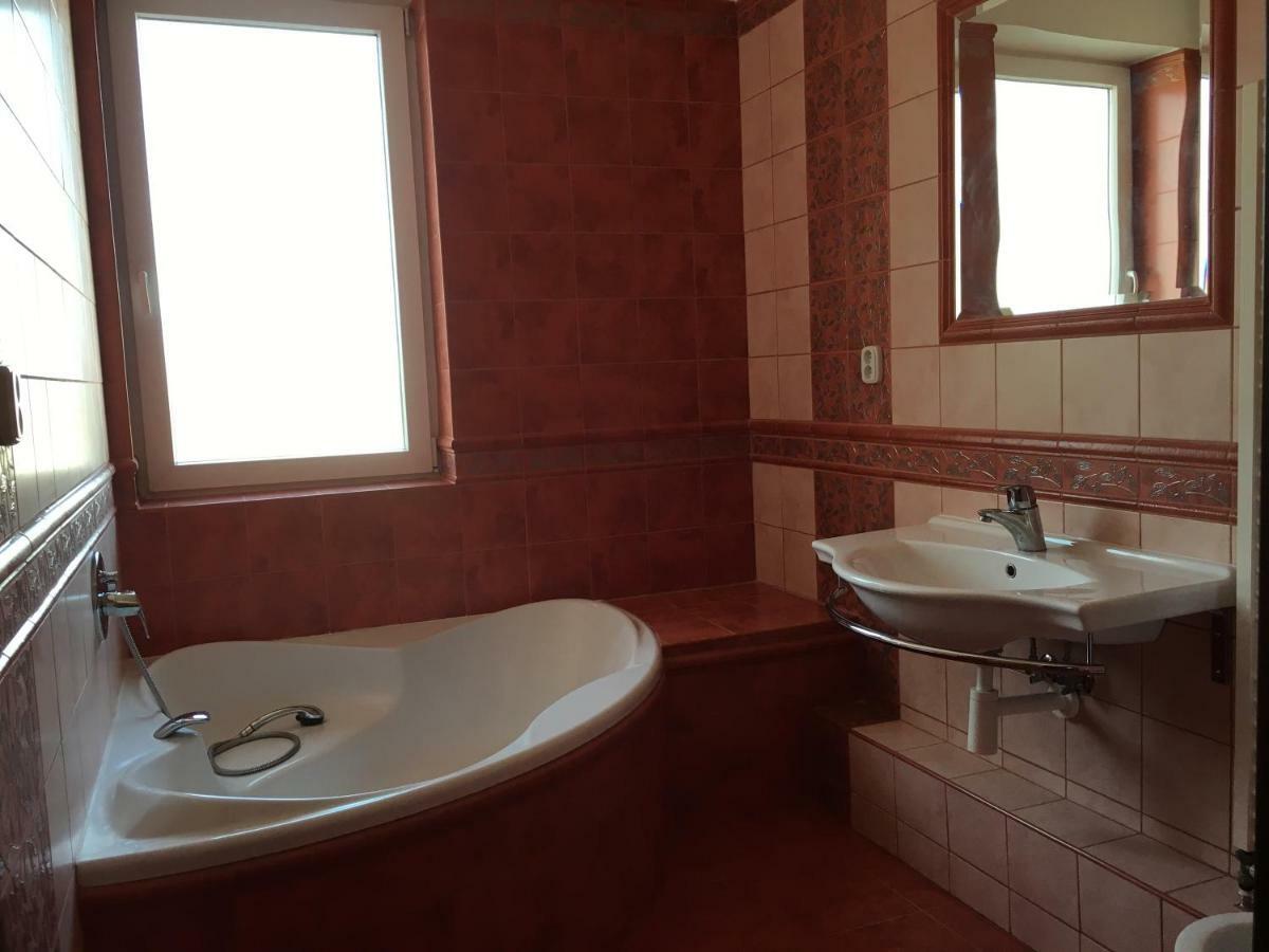 Spacious Apartment In Town Centre Nové Zámky Kültér fotó
