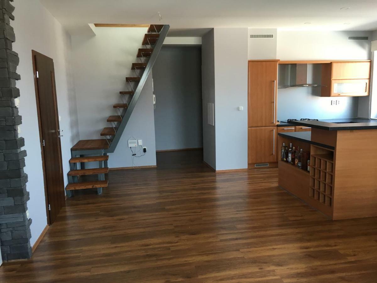 Spacious Apartment In Town Centre Nové Zámky Kültér fotó