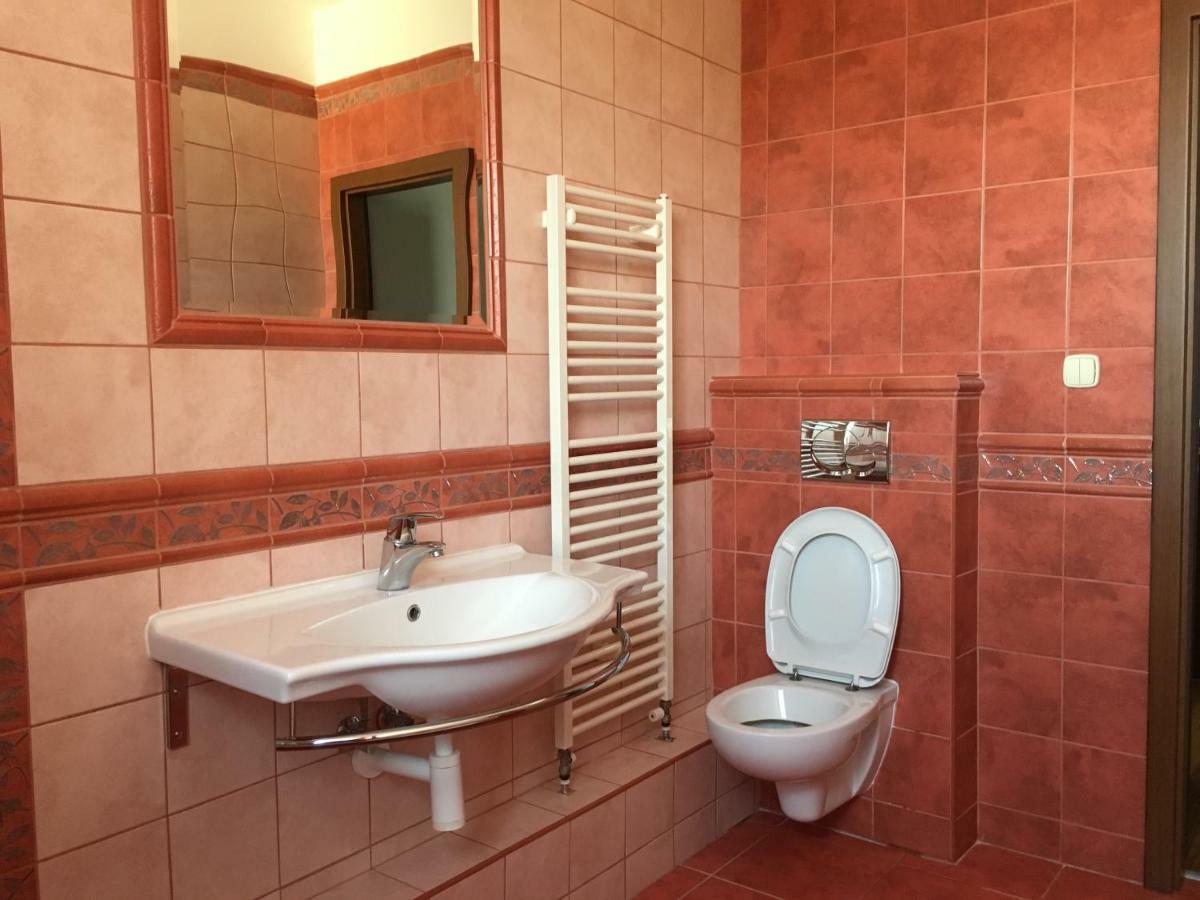Spacious Apartment In Town Centre Nové Zámky Kültér fotó